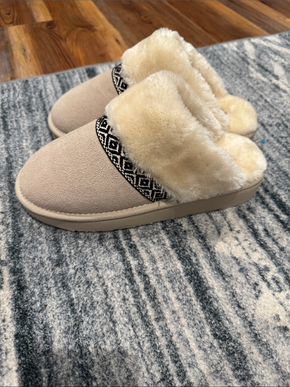 Minnetonka Cream Faux Fur Lined Slip-On Slippers with Black Accent - Picture 4 of 6